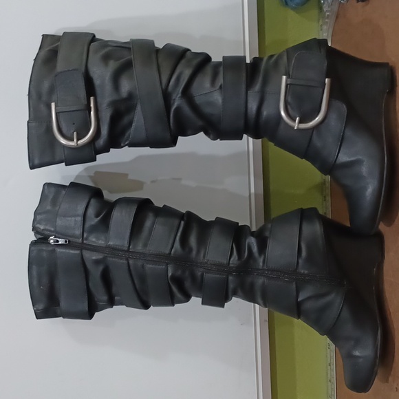 Union Bay Wmn's 7 Blk belt-strap mid heel boots - Picture 3 of 11